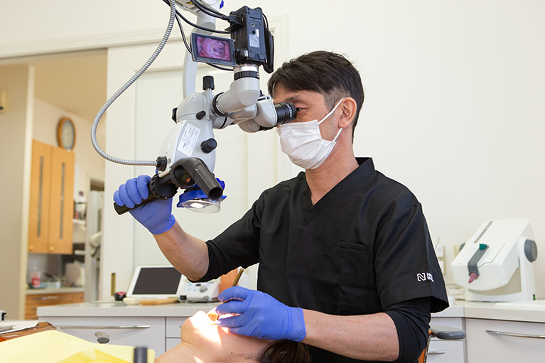 マイクロスコープ治療　（特に歯内療法）